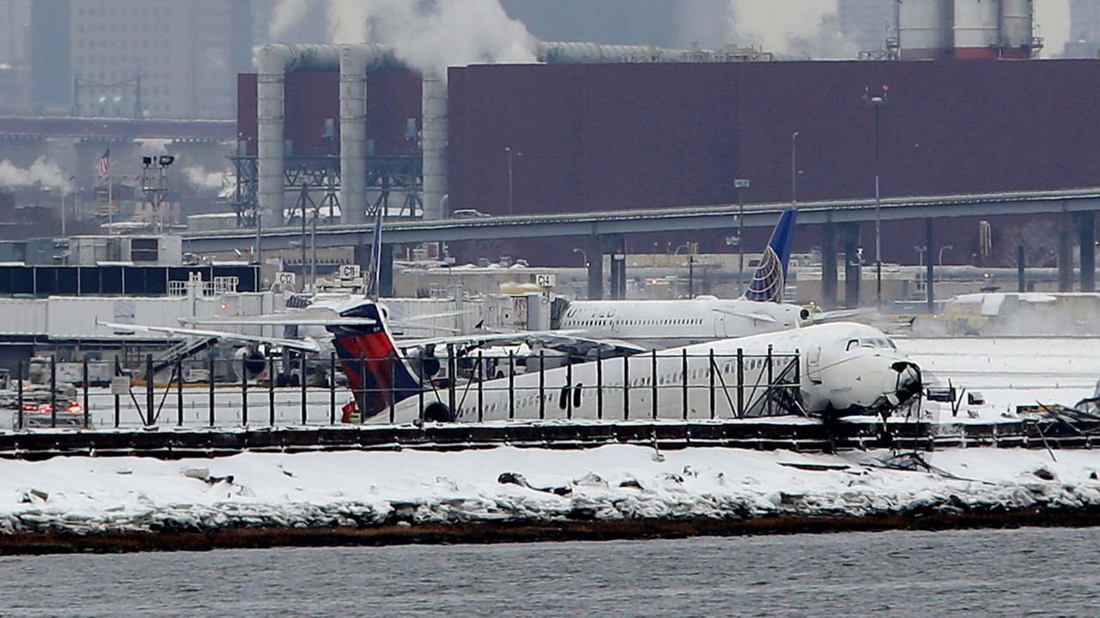 1509569_091316-wabc-plane-off-runway-snow-img.jpg