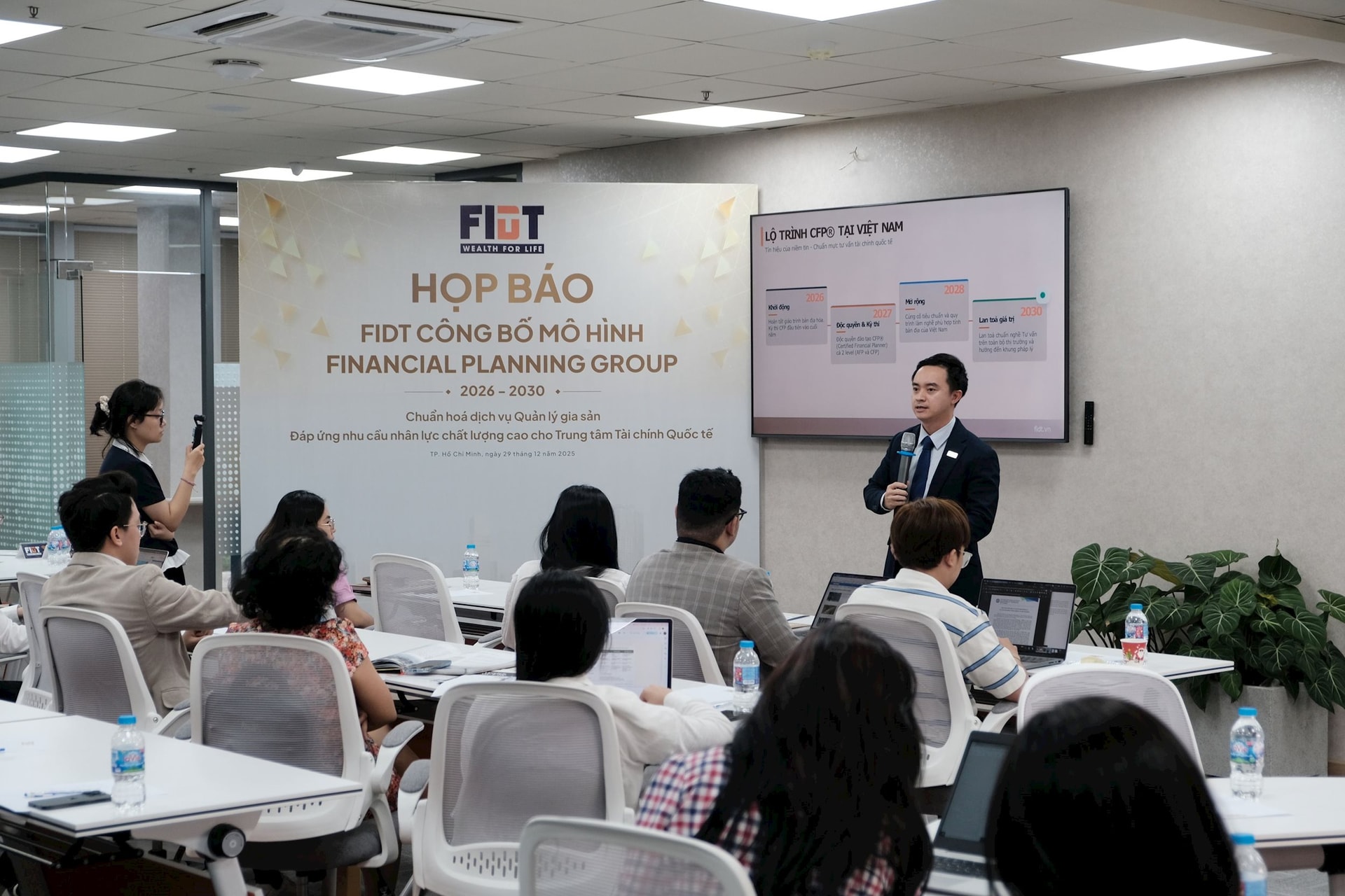 Trước mỏ vàng 800 tỷ USD tài sản của người Việt, Chủ tịch FIDT tuyên bố ngừng "sống" chỉ bằng tiền hoa hồng