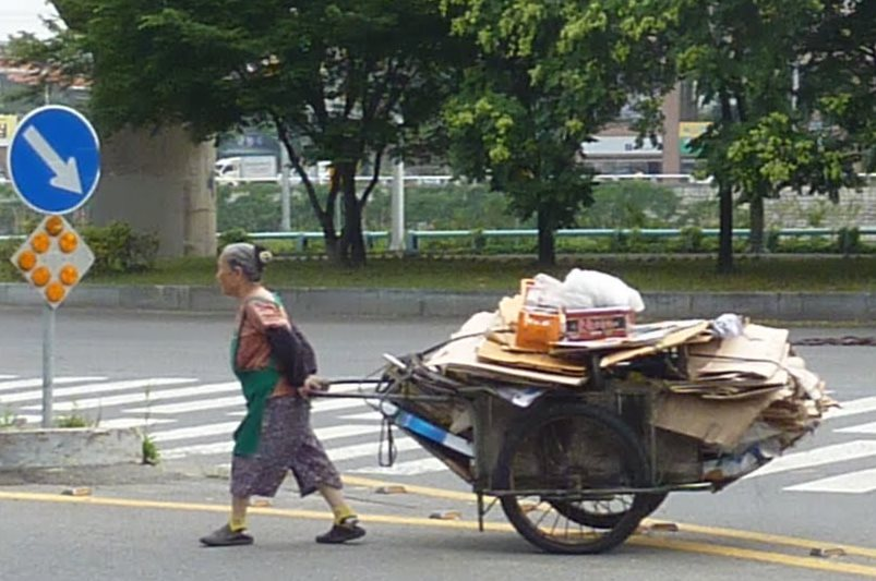 Cơn đau đầu của nền kinh tế lớn thứ 4 châu Á: Nhóm trên 65 tuổi đối mặt khủng hoảng kép, cứ 10 người thì 4 người sống dưới mức nghèo khổ