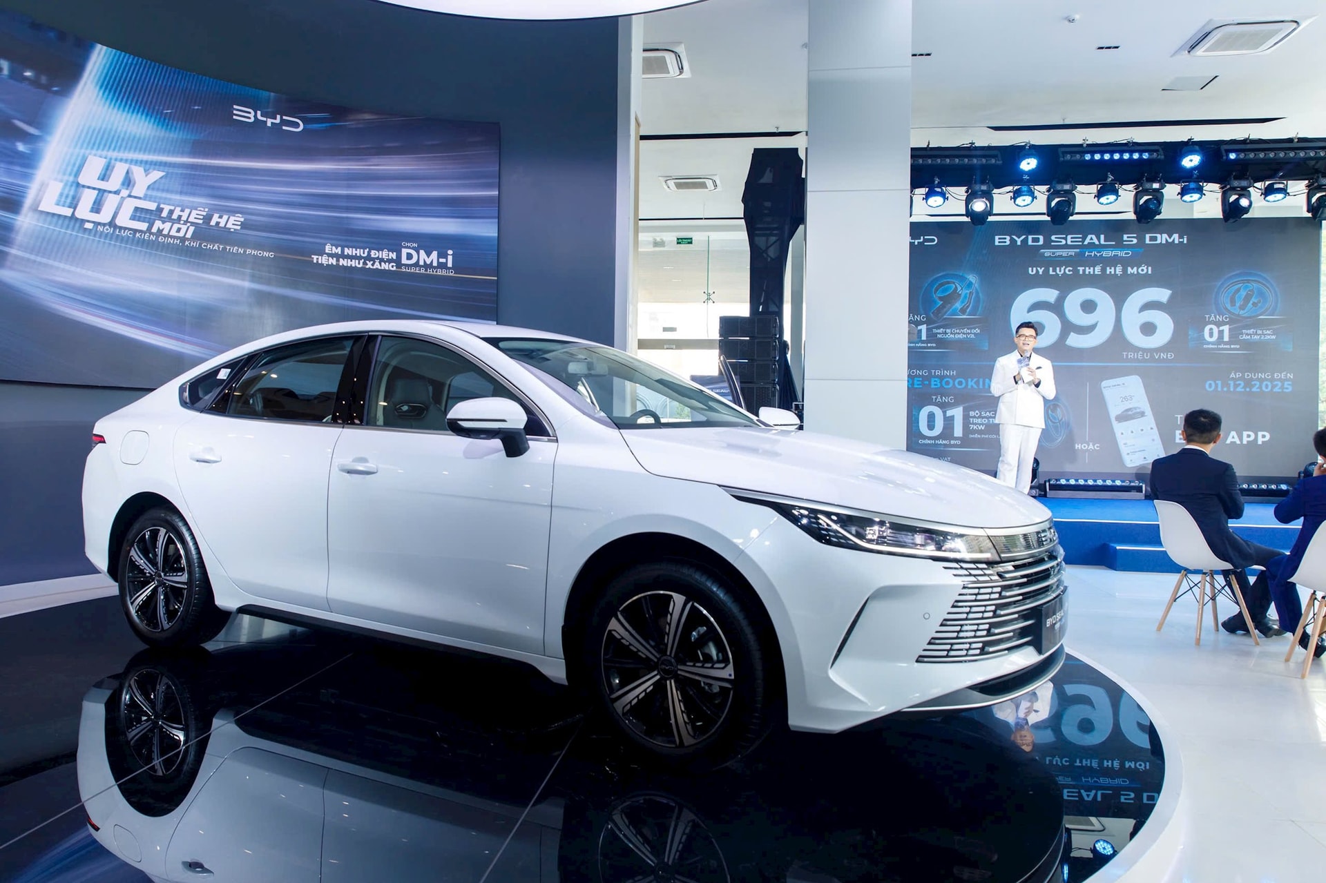 byd-seal-5-sedan-phev-dau-tien-ra-mat-viet-nam-gia-696-trieu-dong_z7126590659896_381e564980b853f8bfaf29d53a0c7138-1.jpg