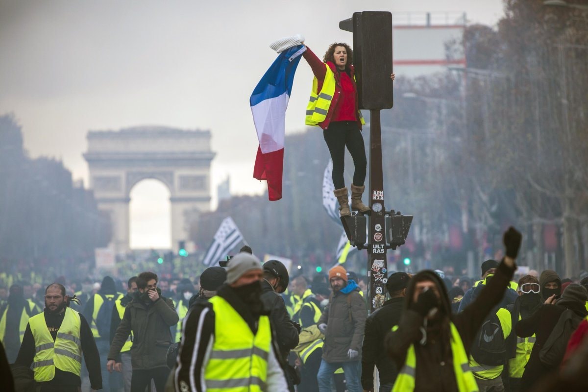 french-protesters-vandalize-traffic-cameras.jpg