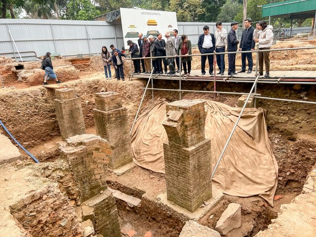 Đào đất, người dân đụng trúng vật hình trụ dày 4m màu vàng lạ, chuyên gia xác nhận báu vật lớn nhất lịch sử 