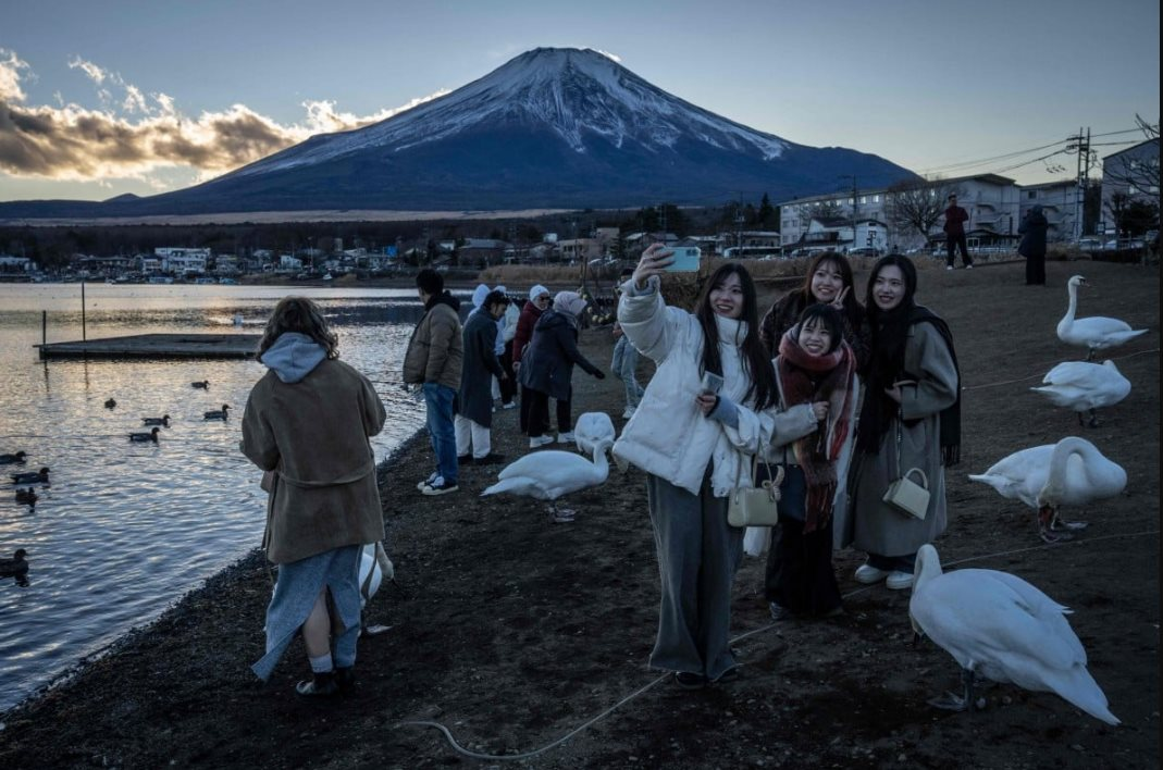 Buồn của Nhật Bản: Nguy cơ mất vị thế nền kinh tế lớn thứ 4 thế giới vào tay 1 quốc gia tỷ dân, chật vật giải hàng loạt bài toán hóc búa