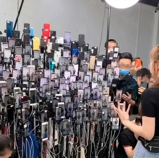 Phát hiện một căn nhà có 26.000 chiếc điện thoại phát sáng chạy: Cảnh sát tiết lộ bí mật động trời về 32 tỷ đồng