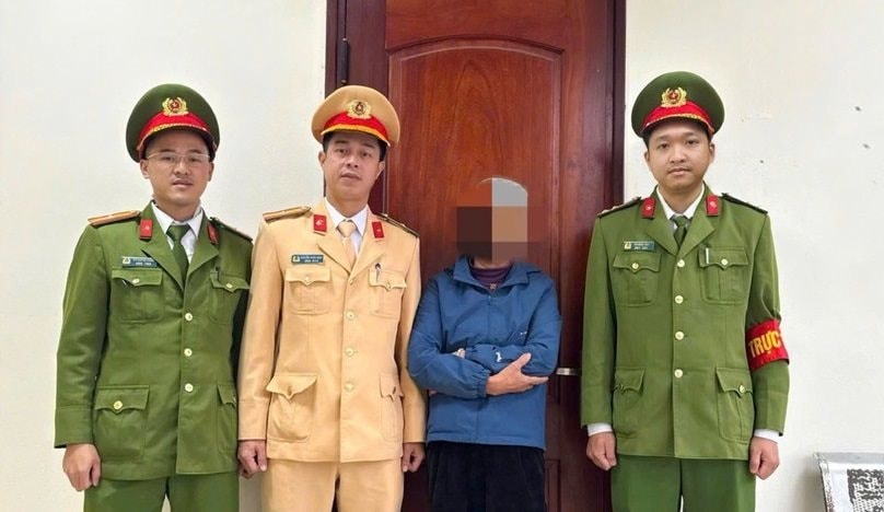 Đứng trước mặt công an nhưng vẫn quyết chuyển 112 triệu đồng cho lừa đảo 