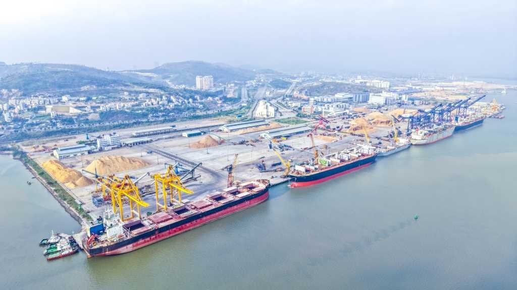 Chỉ trong vài giờ, hàng chục triệu USD "nô nức" qua cửa khẩu Việt Nam, có gì đáng chú ý?