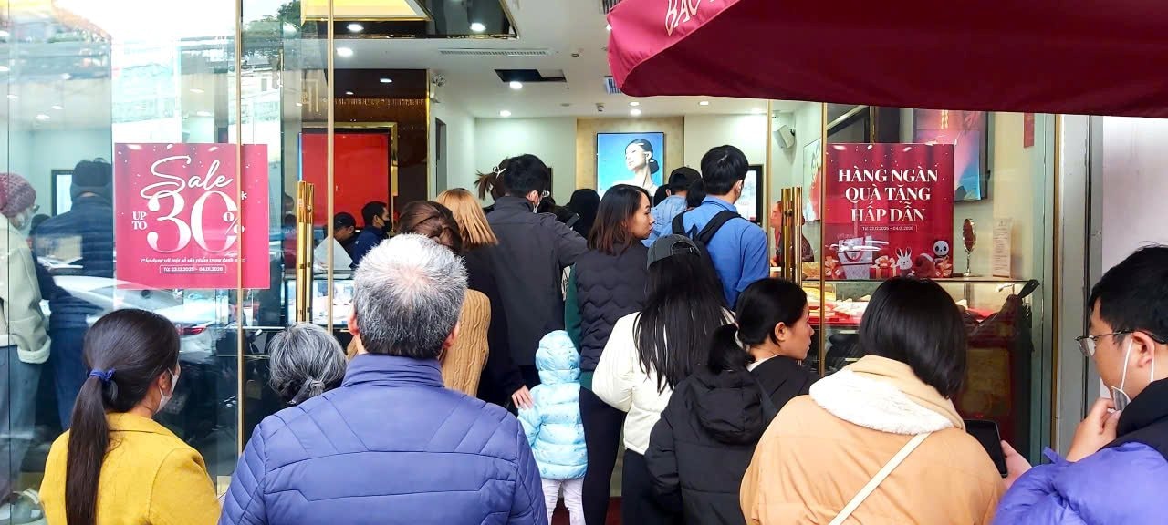 Chuyện lạ ở Bảo Tín Mạnh Hải: Người dân nô nức ra tiệm vàng làm một việc, chấp nhận "lời hẹn" 90 ngày