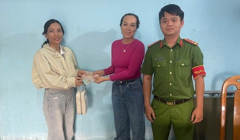 Phát hiện hàng loạt tiền mặt nằm chơ vơ trong khay đựng tiền cây ATM của Agribank: Công an và ngân hàng phải sử dụng công nghệ xác minh