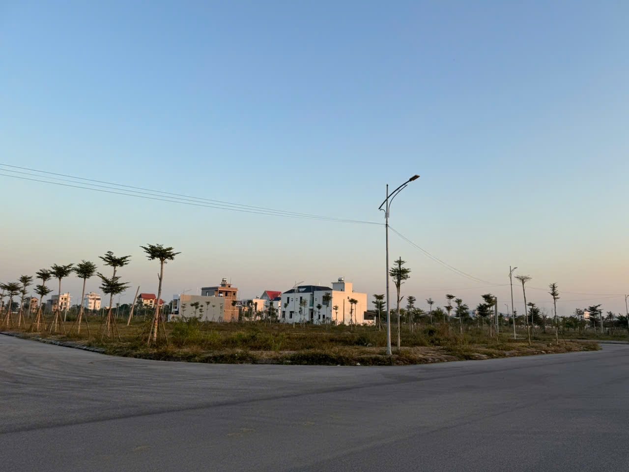 Đất nền các tỉnh “kẹt” sóng, bất động sản ven đô Hà Nội phân hoá mạnh 