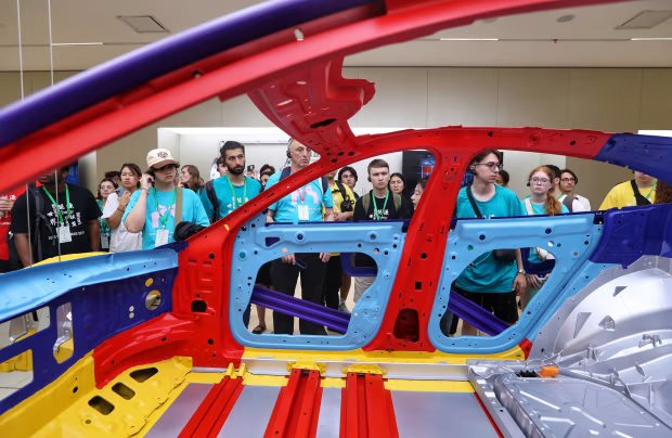 Nhà máy xe điện Xiaomi khiến cả Trung Quốc phát cuồng: 100.000 người tranh 200 suất tham quan