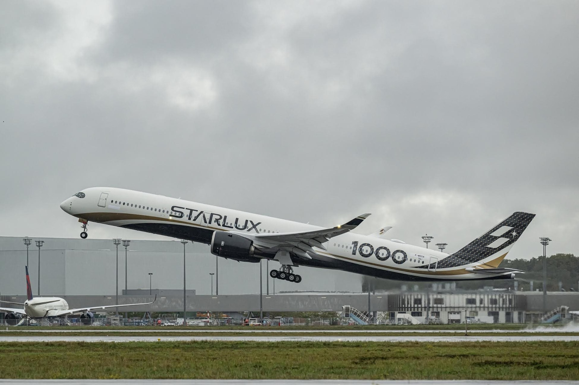 STARLUX nhận máy bay Airbus A350-1000 đầu tiên