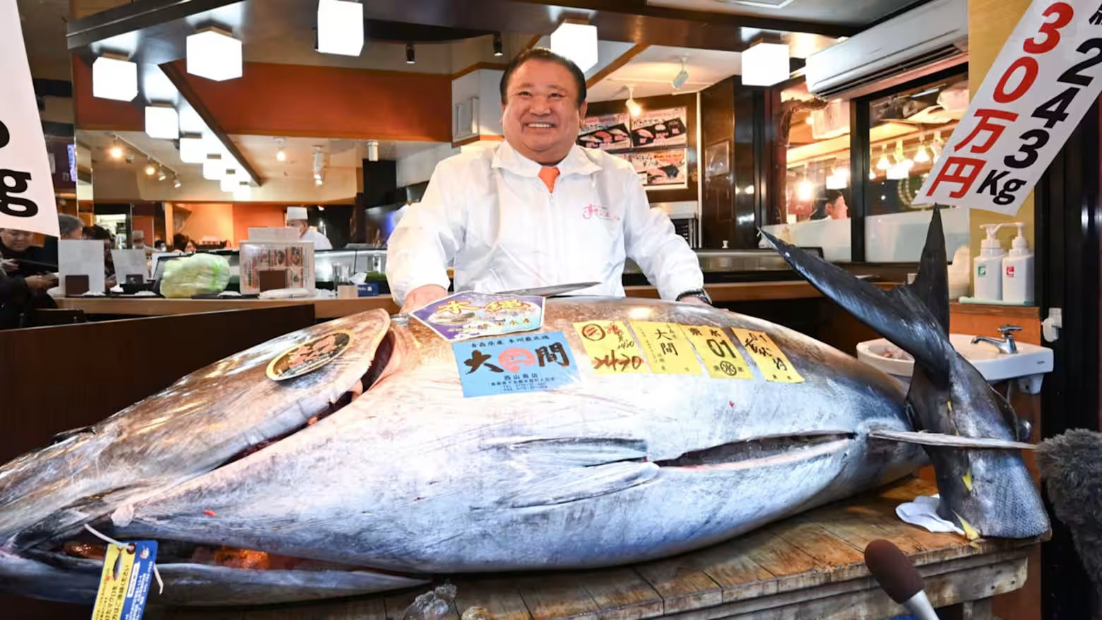 Cận cảnh con cá ngừ giá 83 tỷ đồng: Khi các đại gia Nhật Bản "so găng" từng đồng lẻ