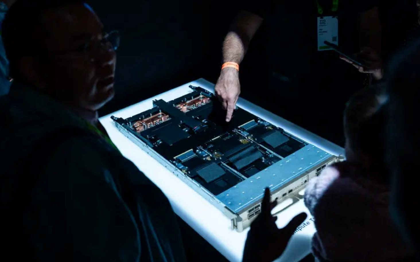 Kỷ nguyên mới của Nvidia: Sắp ra mắt chip AI rẻ bằng 1/10, bắt tay Mercedes làm xe tự lái 