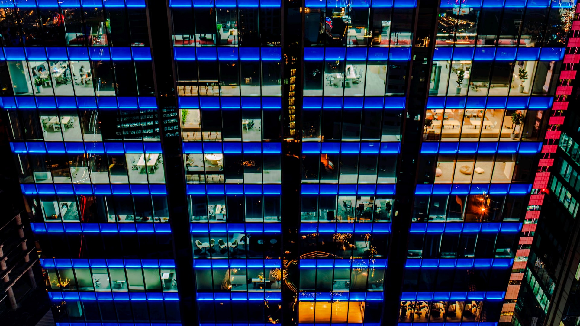 Buổi tối trong các văn phòng ở TP.HCM: VPBank sáng đèn nhiều hơn khách sạn, Viettel vẫn nhộn nhịp sau 20h, nhân viên CJ về đúng giờ