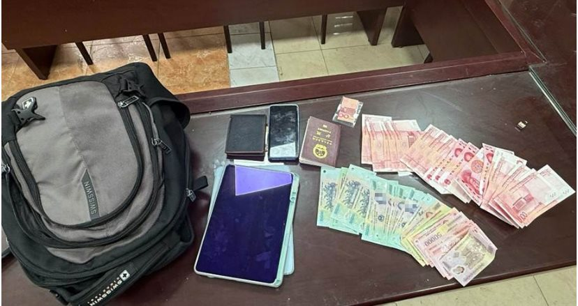 Tài xế công nghệ bất ngờ phát hiện ba lô chứa loạt tiền mặt 500k và ngoại tệ: Công an vào cuộc xác minh