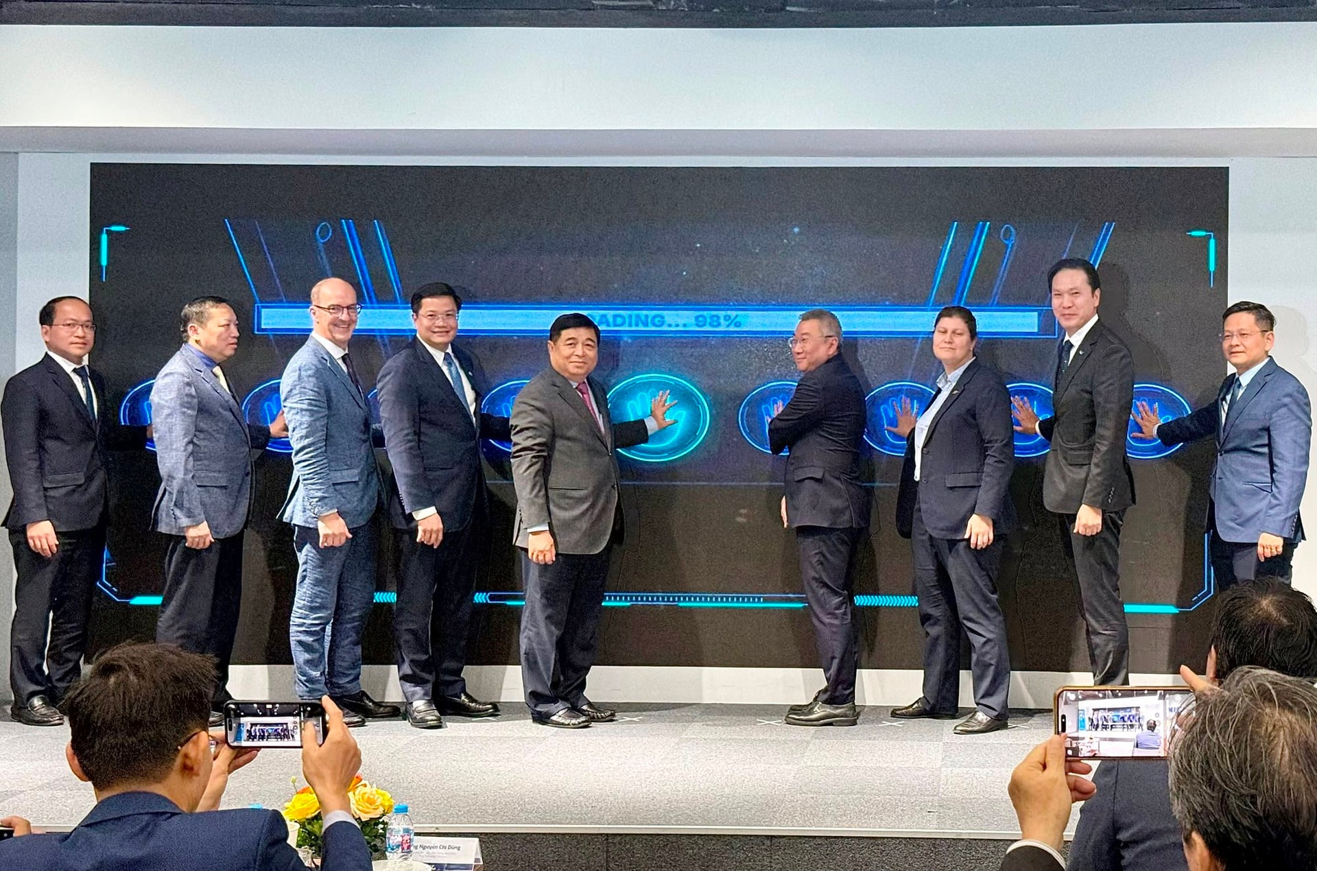 Từng hợp tác với Vingroup, Tập đoàn số 1 TG trong lĩnh vực 100 tỷ USD vừa thành lập 2 trung tâm ở VN