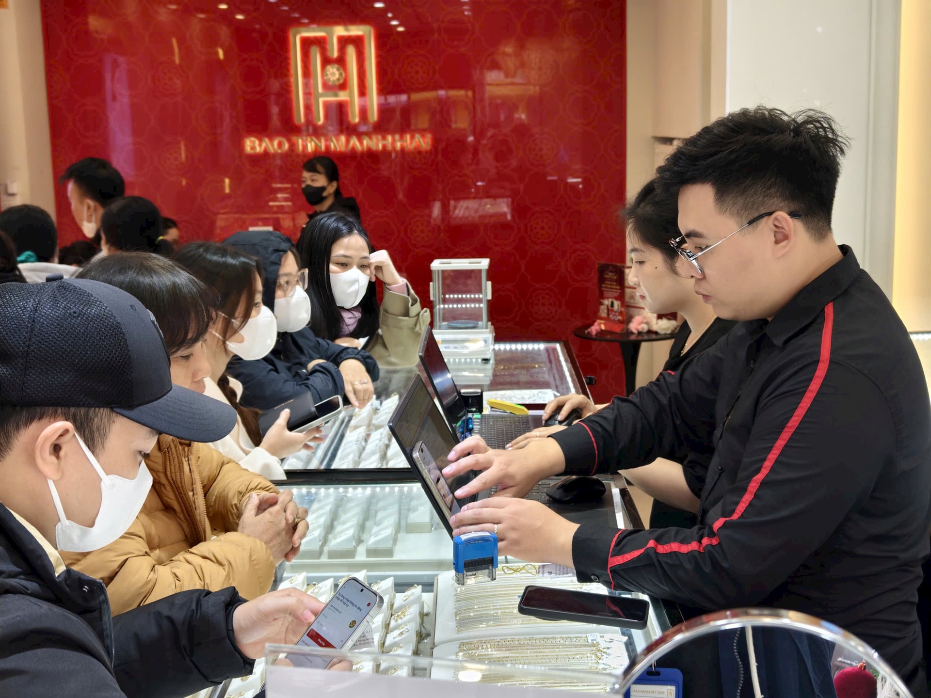 Giá vàng bất ngờ "quay xe" chấm dứt chuỗi ngày tăng nóng: Cập nhật mới nhất từ SJC, Bảo Tín Mạnh Hải