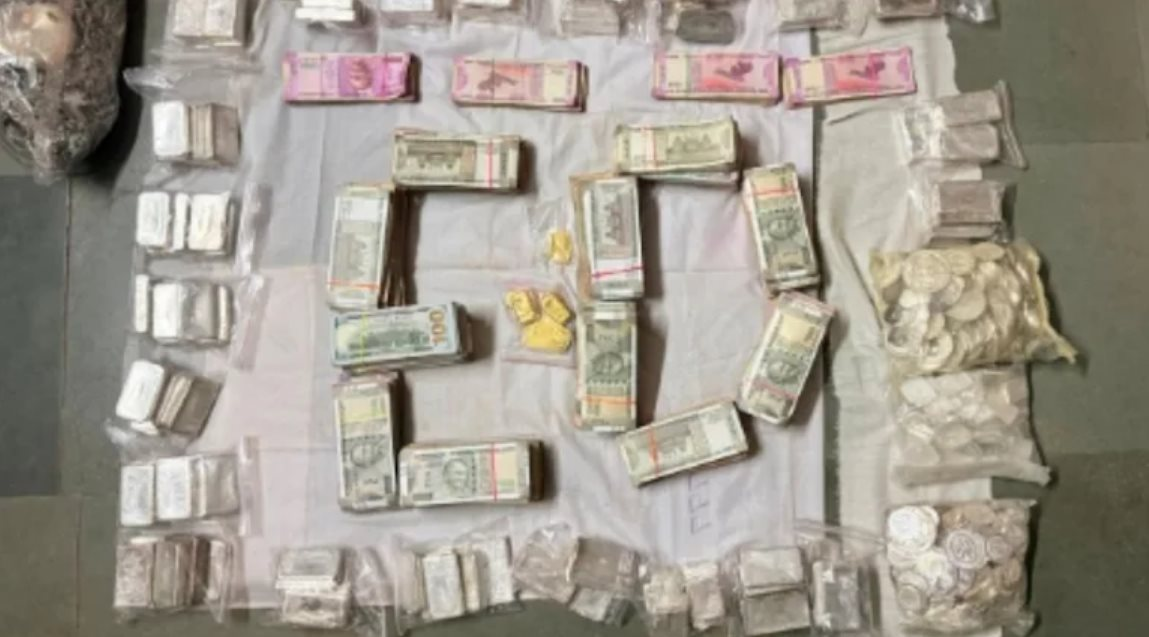 Đột kích tư gia một môi giới chứng khoán, tịch thu 1,2 kg vàng trị giá 4,7 tỷ đồng, 110 kg bạc giá 7,8 tỷ đồng, 1,4 tỷ tiền mặt, tài sản vượt xa thu nhập hợp pháp