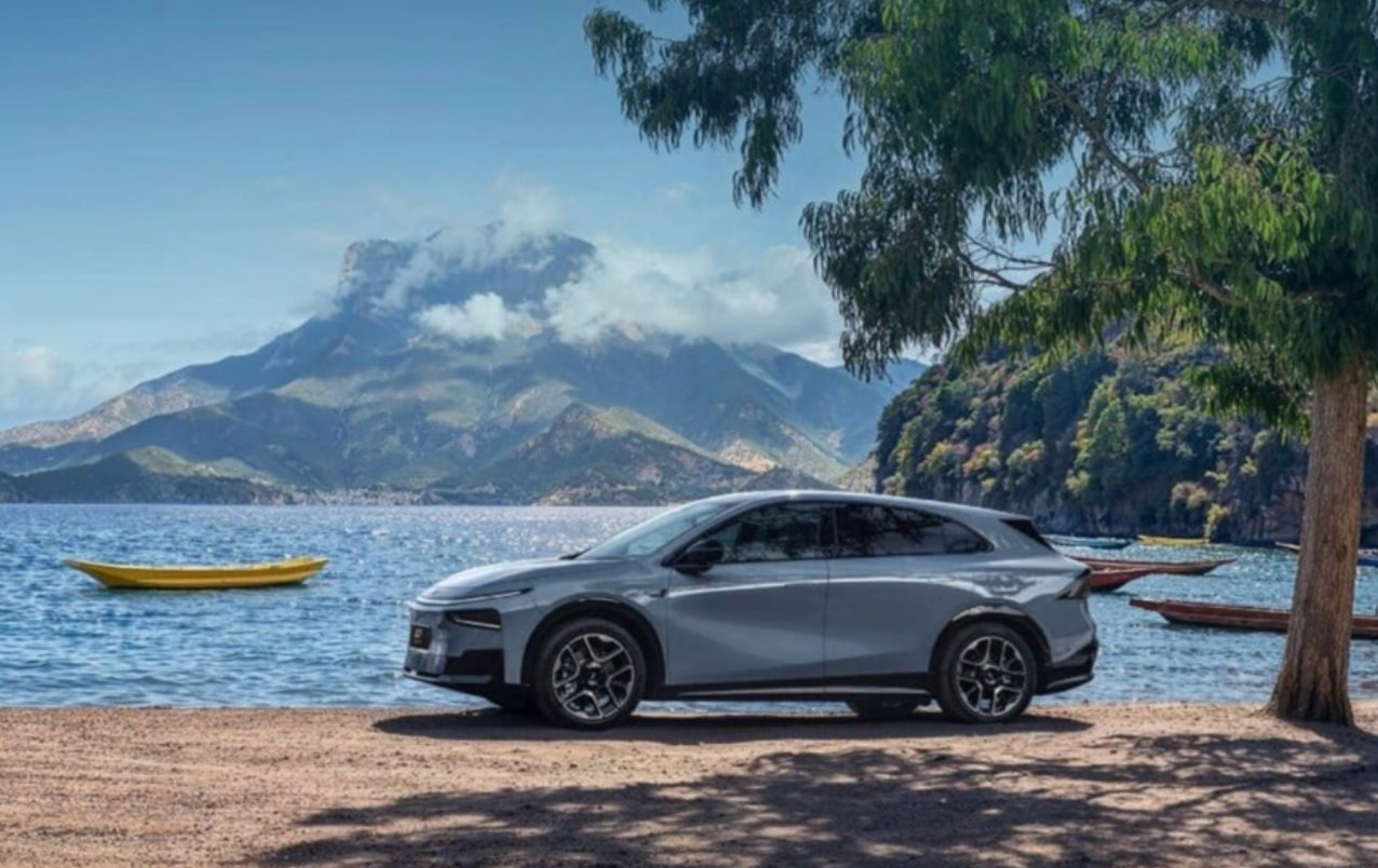 Sắp xuất hiện mẫu xe hybrid sạc 1 lần đi được 1.700km, dùng động cơ xăng để 'phát điện' cho pin sạc