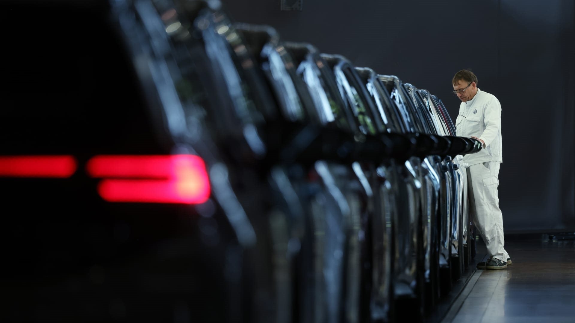 Mỹ quay lưng với xe điện, doanh số Volkswagen ‘rơi tự do 20%’ vì đặt cược sai, trong khi Toyota thăng hoa với xe Hybrid