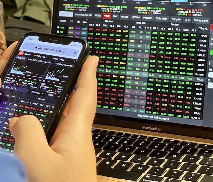 Cổ phiếu dầu khí “bùng nổ”, VN-Index lập đỉnh 1.902 điểm