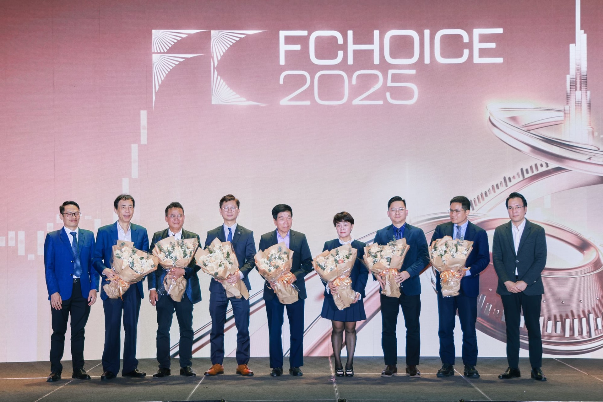 Vì sao Nhật Bản, Hàn Quốc đang gặp nhiều khó khăn nhưng Việt nam lại phừng phừng khí thế?