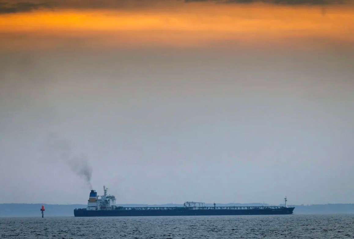 Giá giảm 15 tuần liên tiếp, dầu Nga lại nhận thêm tin dữ 