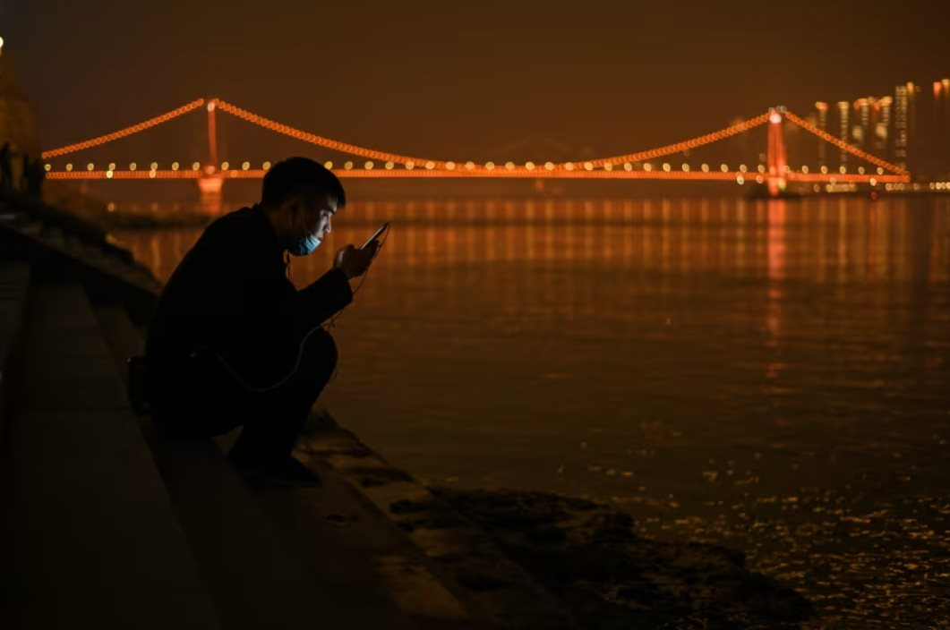 Buồn của quốc gia giàu mạnh nhất nhì thế giới: Từ trẻ đến già bị cô đơn bủa vây dù có 1,4 tỷ người, vùng vẫy trong tá gánh nặng từ tài chính đến hôn nhân