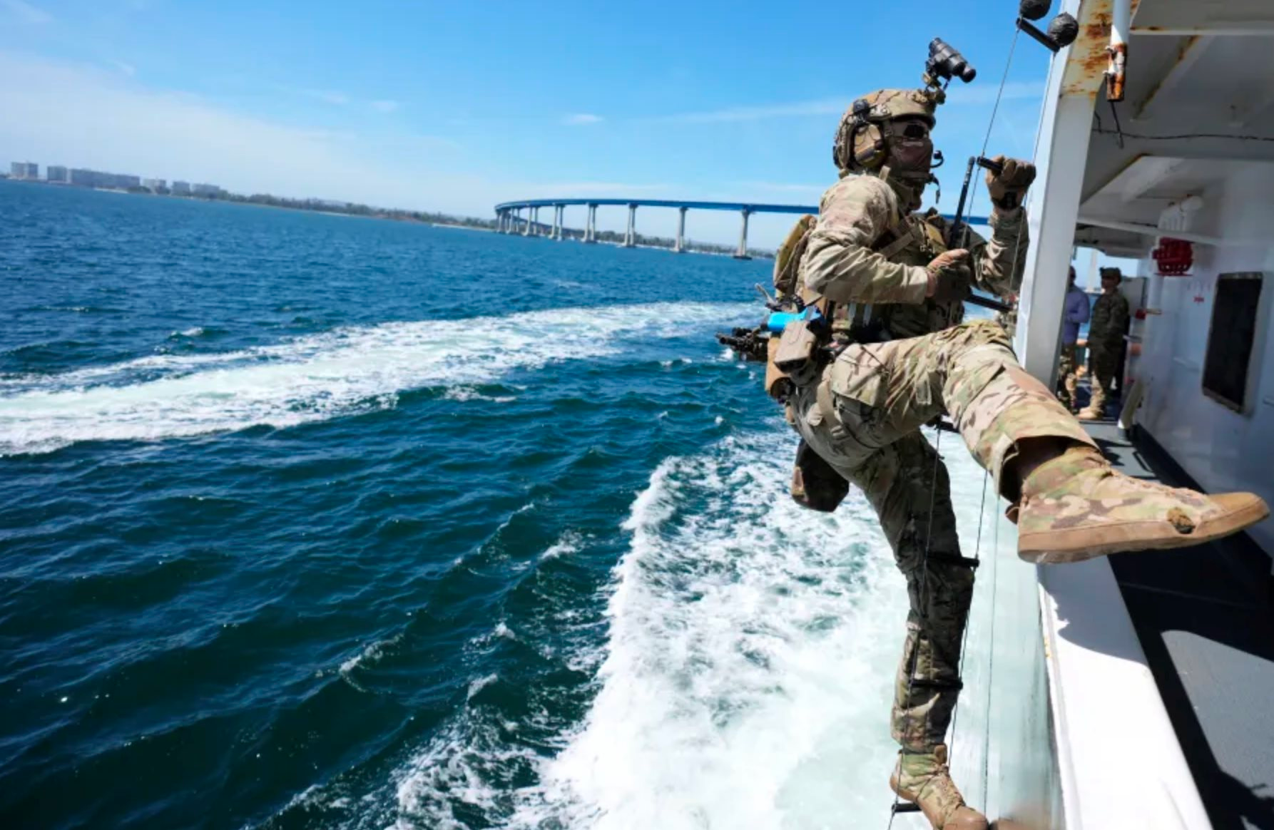 Hàng chục tàu chở dầu Venezuela đang di chuyển bất ngờ bị truy đuổi, buộc phải quay đầu