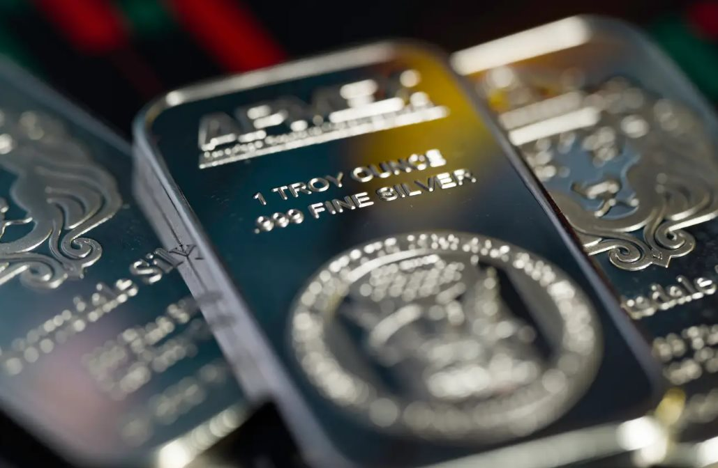 Giá bạc sẽ đi về đâu sau khi tăng vọt 170%? Chuyên gia dự báo ‘tảng đá’ ngáng đà tăng trong tương lai