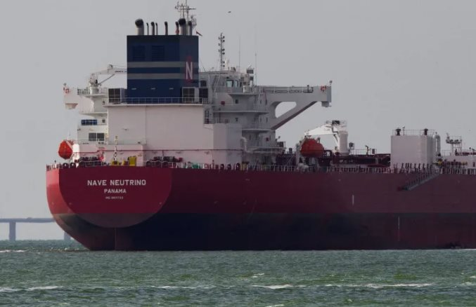 Không phải Nga hay Venezuela, hơn 170 triệu thùng dầu của một quốc gia châu Á đang lênh đênh trên biển, chuyện gì đang xảy ra?
