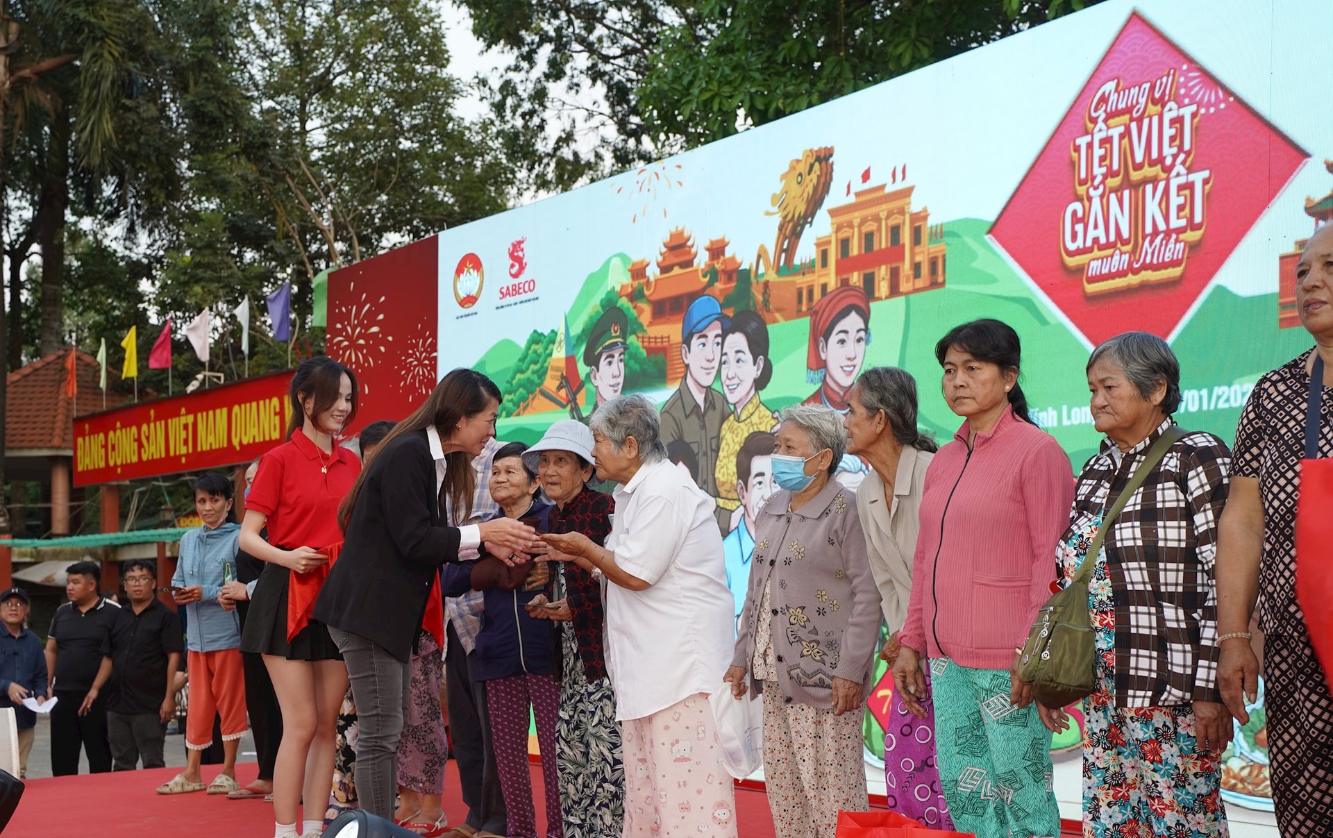 Chiến dịch “Chung Vị Tết Việt – Gắn Kết Muôn Miền” của SABECO đã đến Vĩnh Long và Cần Thơ