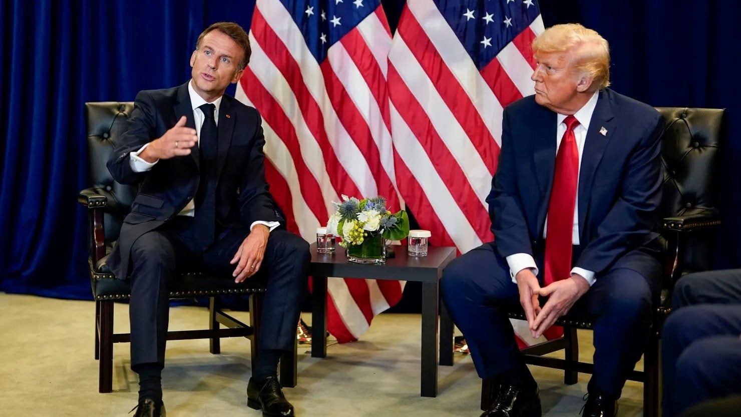 Ông Trump dọa áp thuế 200% ‘đặc sản’ của Pháp, cổ phiếu loạt ông lớn lao dốc, thị trường chìm trong sắc đỏ