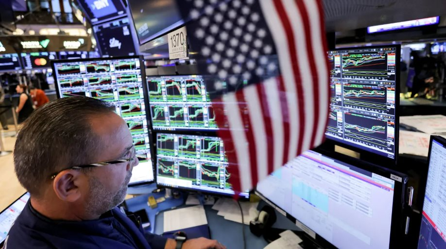 Nhà đầu tư toàn cầu đổ xô bán tháo tài sản Mỹ: Dow Jones lao dốc hơn 800 điểm, trái phiếu, USD đồng loạt giảm mạnh