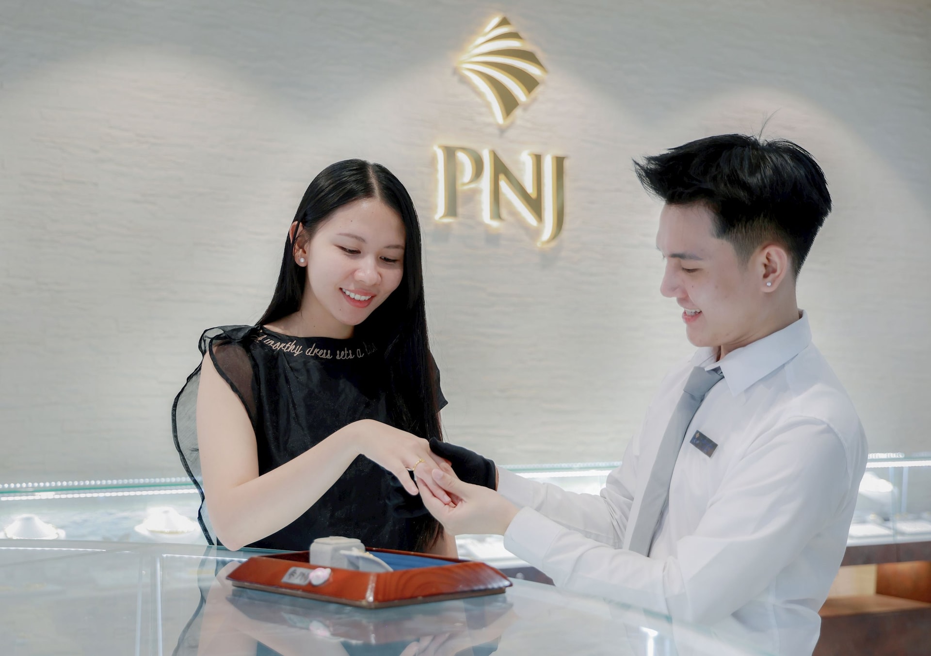 Giá vàng lên sát 170 triệu/lượng, doanh thu bán vàng của PNJ giảm 43%, điều gì tạo nên mức lãi kỷ lục gần 2.830 tỷ đồng?