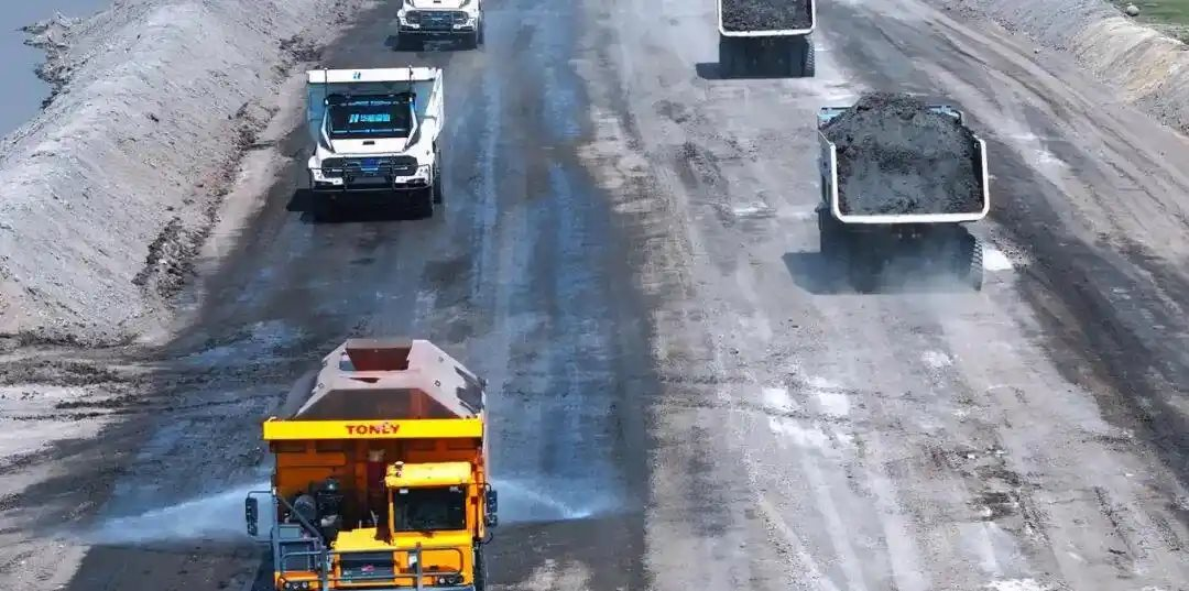 Phát hiện 100 xe tải không người lái, không buồng lái hoạt động liên tục 24/7 suốt hơn 180 ngày, bí mật khai thác 1 kho báu lộ thiên