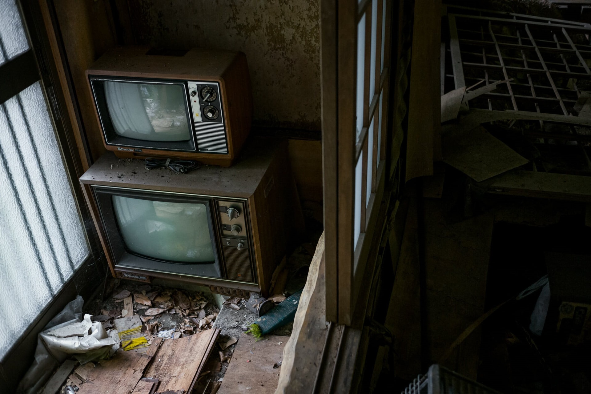 old-abandoned-japanese-televisions14.jpg