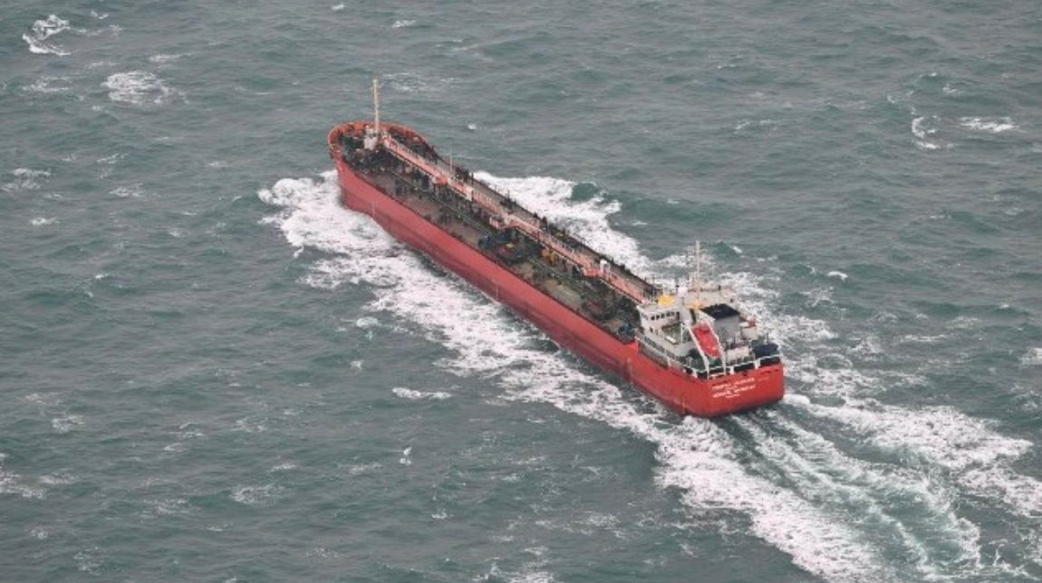 Tàu chở dầu Nga bất ngờ bị một quốc gia EU 'bám đuôi' giữa biển, dù đang được tàu chiến hộ tống