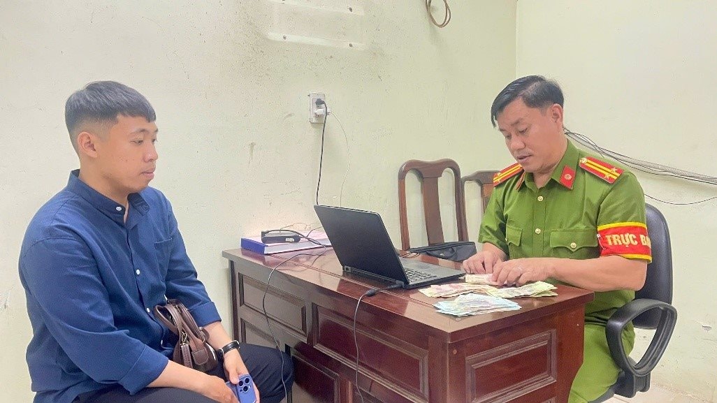 Phát hiện hàng loạt tờ tiền từ 50K-500K nằm chơ vơ ở khay tiền của cây ATM MB Bank: Công an dùng nhiều biện pháp nghiệp vụ vào cuộc
