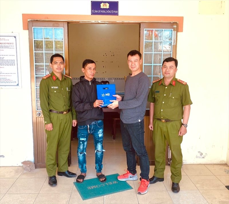 Trong 10 ngày, tài khoản người đàn ông nhận liên tiếp 2 giao dịch tổng cộng 5,2 tỷ đồng: Công an xã mời về làm việc