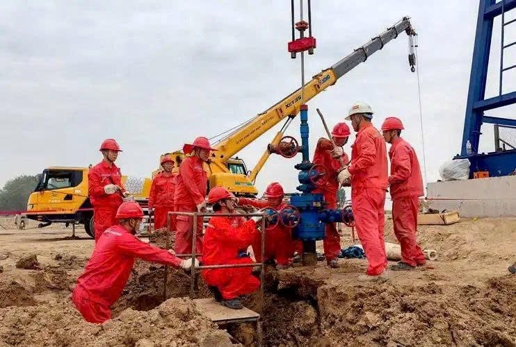 Sau tiếng động lớn, vết nứt xuất hiện nhưng vẫn khoan sâu 1.000m, phút sau công trường báo tin vui, kho báu khủng lộ diện 