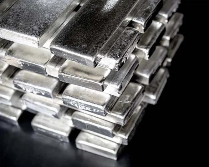 Có gì bên trong các xưởng đúc bạc giữa cơn bão giá?