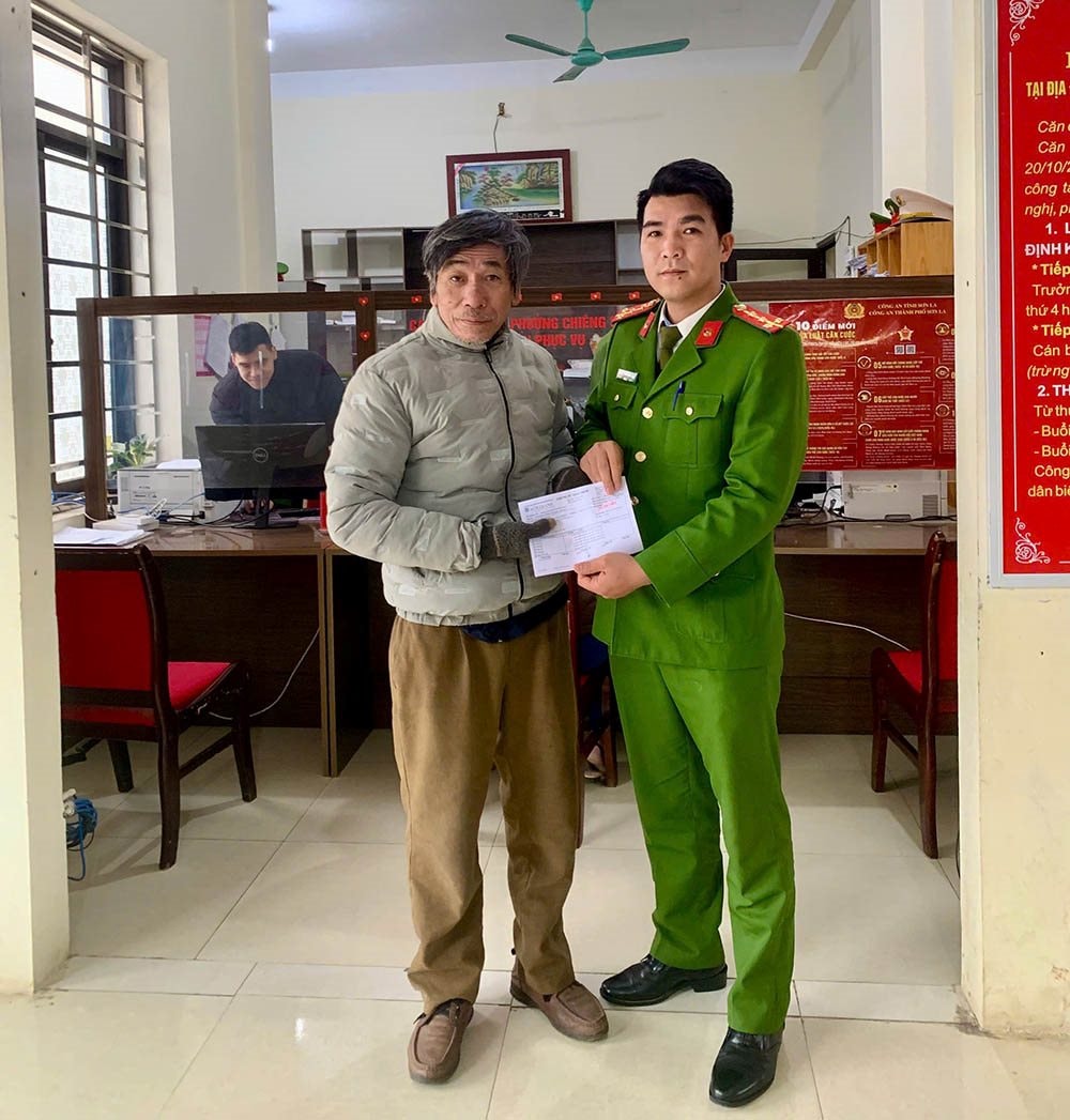 Người đàn ông SN 1956 tới Agribank chuyển khoản 70 triệu đồng, giao dịch thành công liền báo công an phường