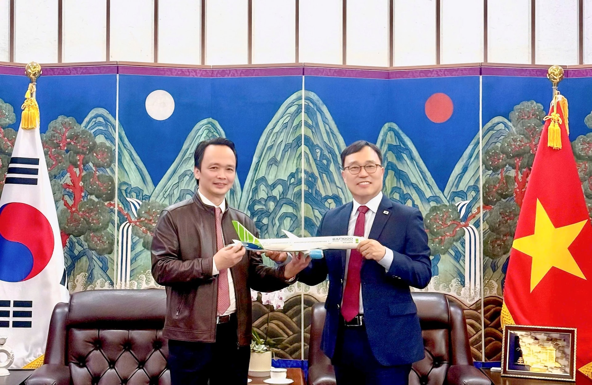 Ông Trịnh Văn Quyết chính thức tái xuất thương trường, gặp Đại sứ Hàn Quốc