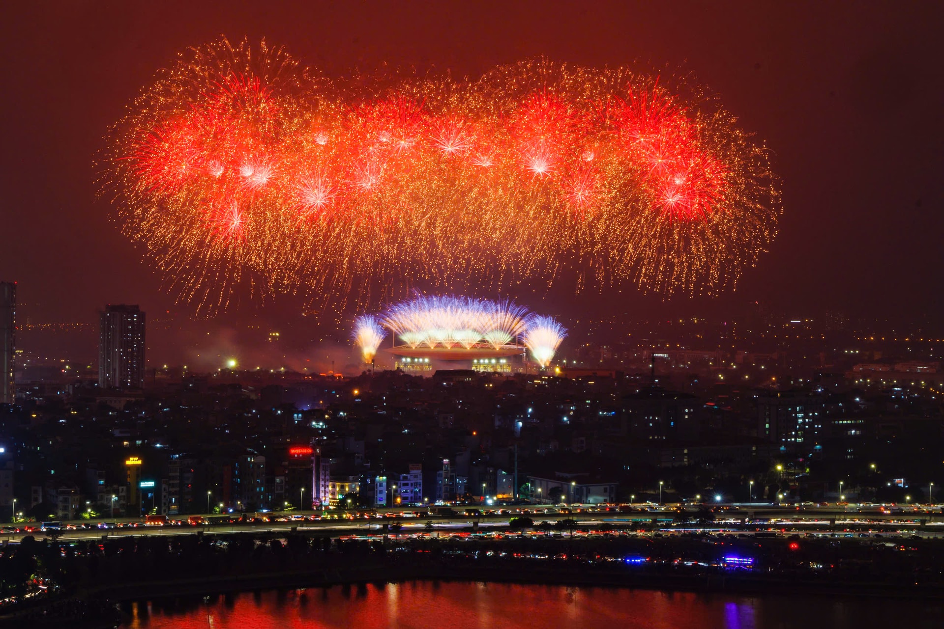 Không cần đợi giao thừa, "vua pháo hoa" Sun Group khiến Mỹ Đình rực sáng như lễ hội pháo hoa thế giới