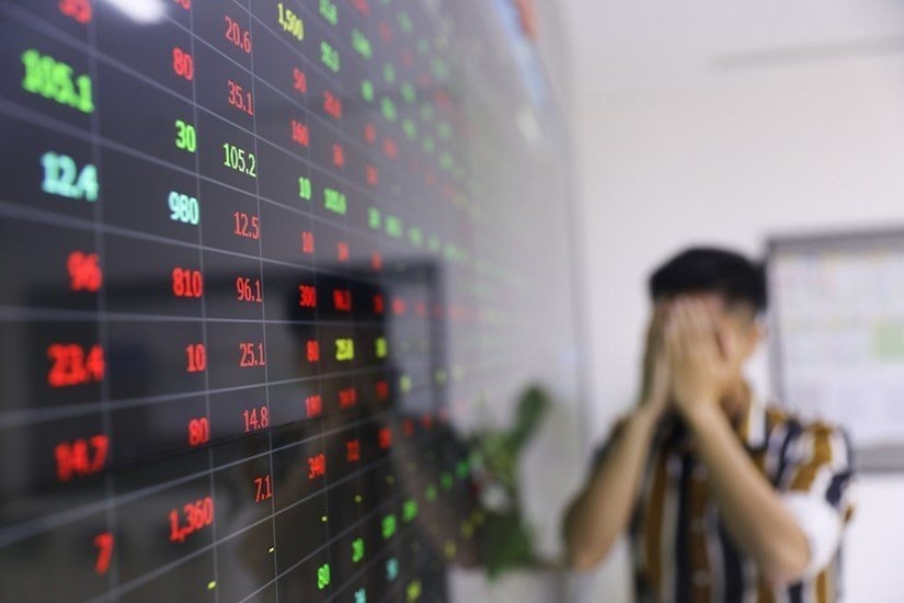 Cổ phiếu dầu khí “bay cao”, loạt cổ phiếu vốn hóa lớn bị bán tháo trong ngày VN-Index mất mốc 1.830 điểm