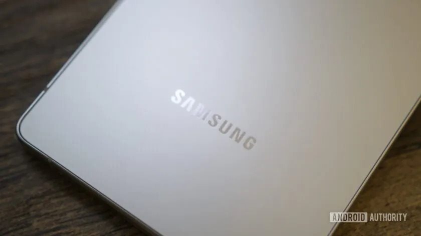 samsung-logo-galaxy-s25-ultra-close-up-840w-472h.jpeg.jpg