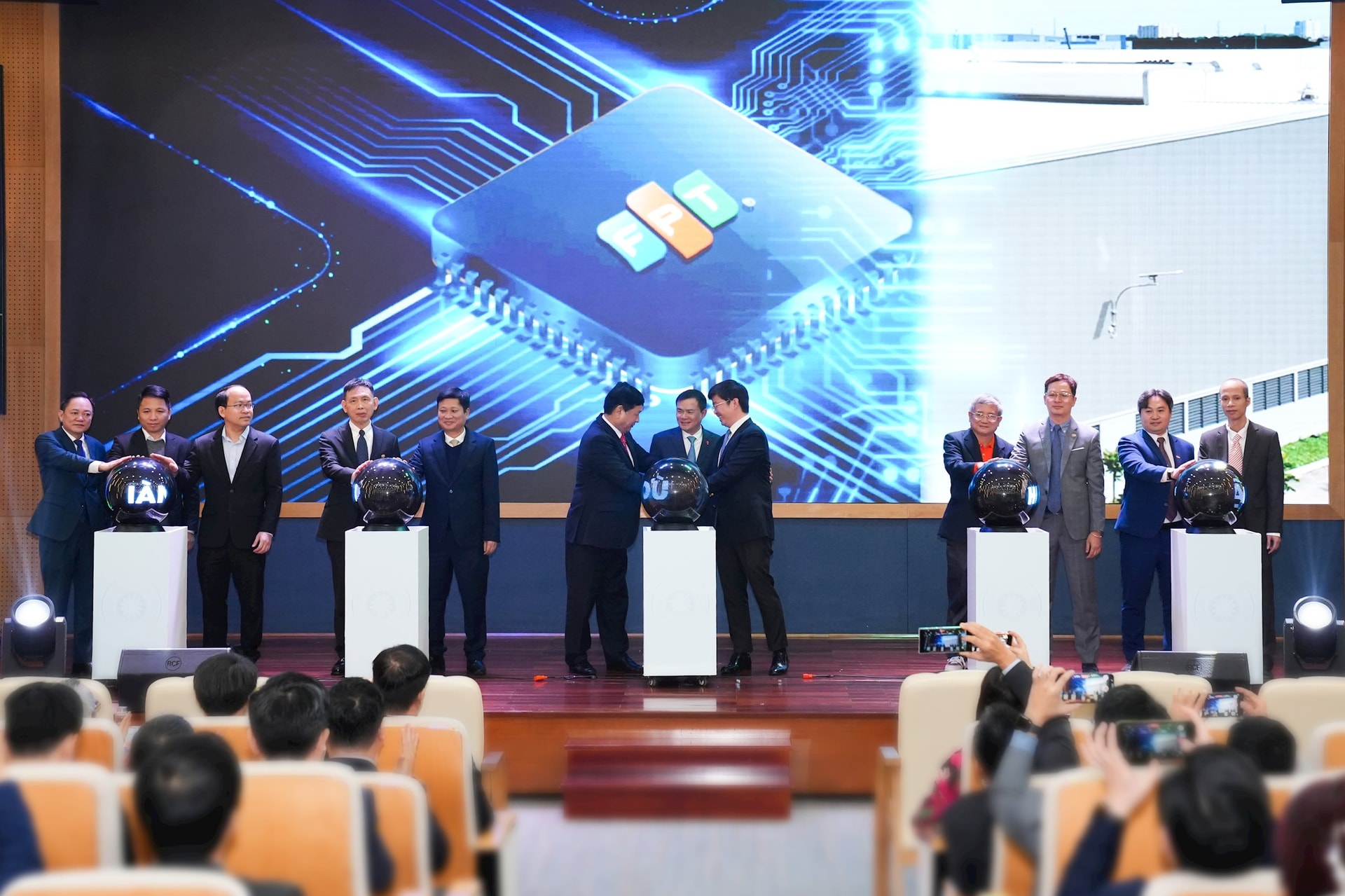 Chủ tịch Viettel Tào Đức Thắng nói gì khi FPT công bố thành lập nhà máy kiểm thử, đóng gói đầu tiên của Việt Nam?