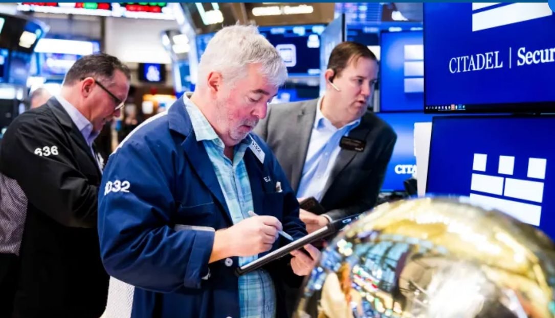 S&P 500 lập kỷ lục chưa từng có 7.000 điểm﻿, chứng khoán Mỹ xanh mướt chờ quyết định lãi suất của Fed