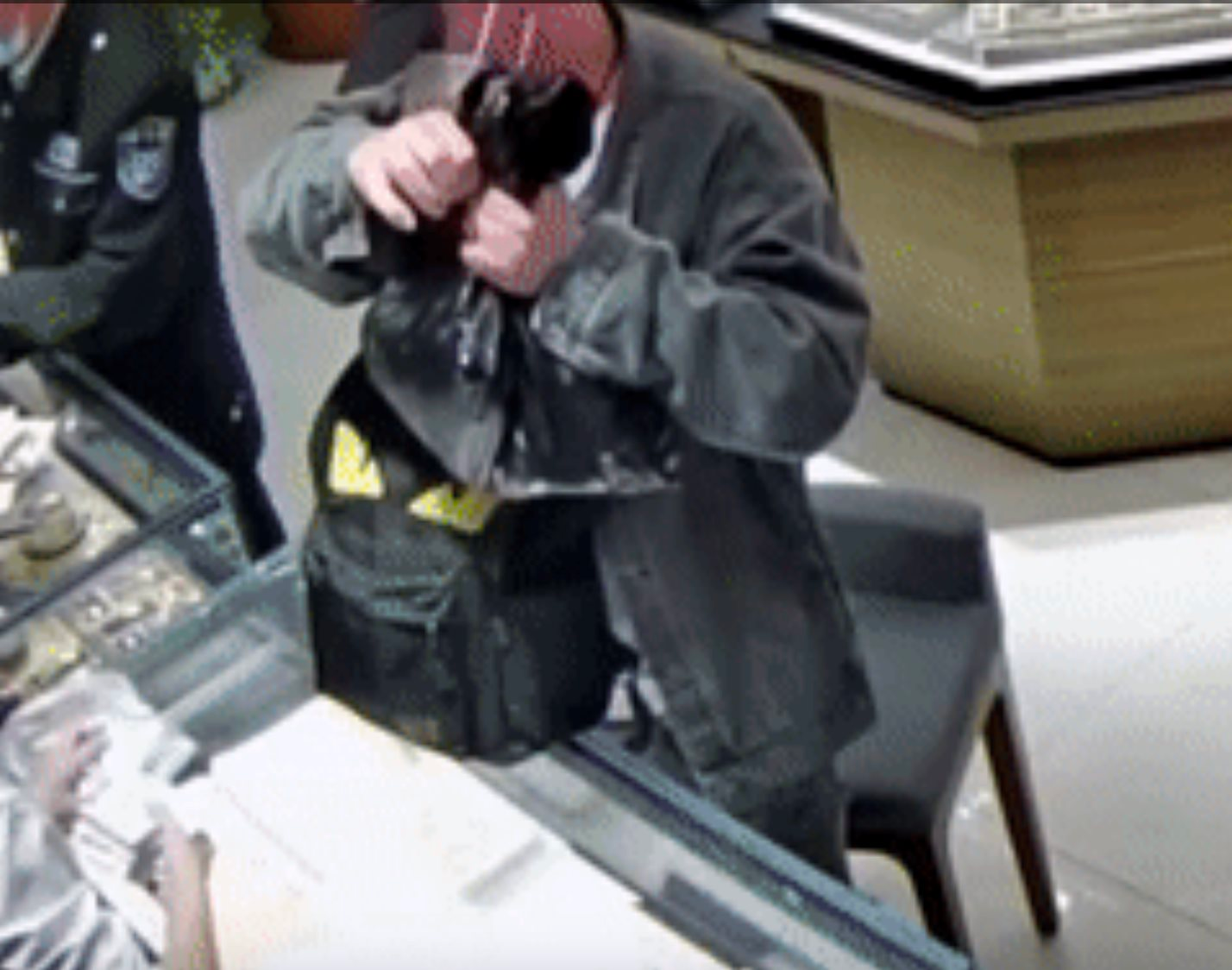 Nam thanh niên chi 6 tỷ đồng mua vàng rồi bán lỗ 700 triệu trong 1 ngày, công an phát hiện bất thường trong nhà vệ sinh